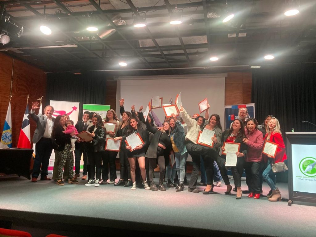 BENEFICIARIAS DE NUESTRA FUNDACIÓN PARTICIPAN EN LA CEREMONAI DE CIERRE DEL CURSO “TÉCNICAS EN MANIPULACIÓN DEL ALIMENTOS”
