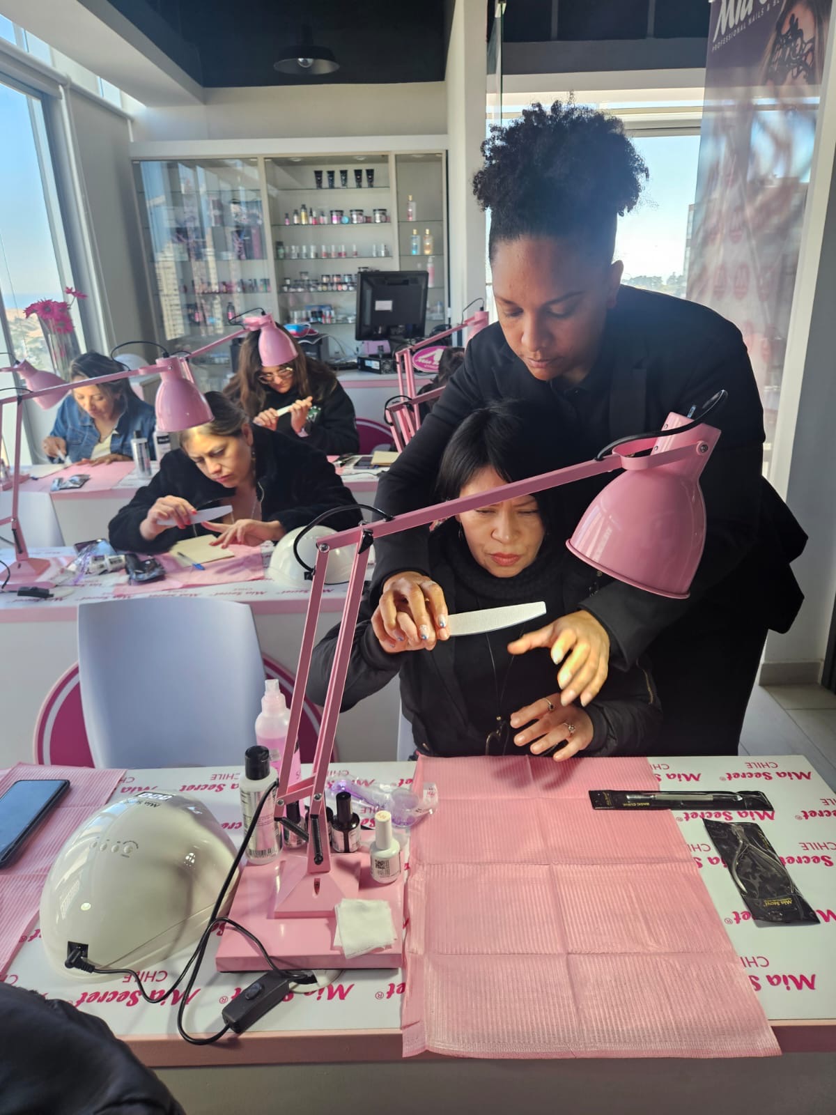 BENEFICIARIAS PARTICIPAN DE TALLER DE MANICURE