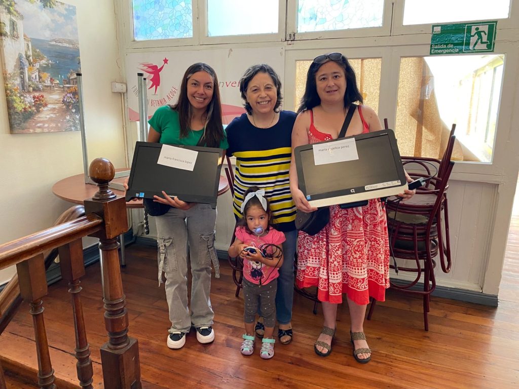 COMPARTIMOS COMPUTADORES CON NUESTRAS BENEFICIARIAS