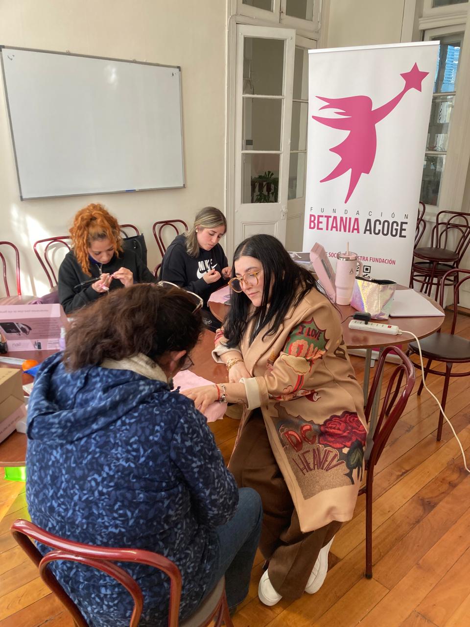 TALLER DE INTRODUCCIÓN A LA MANICURE PROFESIONAL CON TÉCNICA SOFT GEL